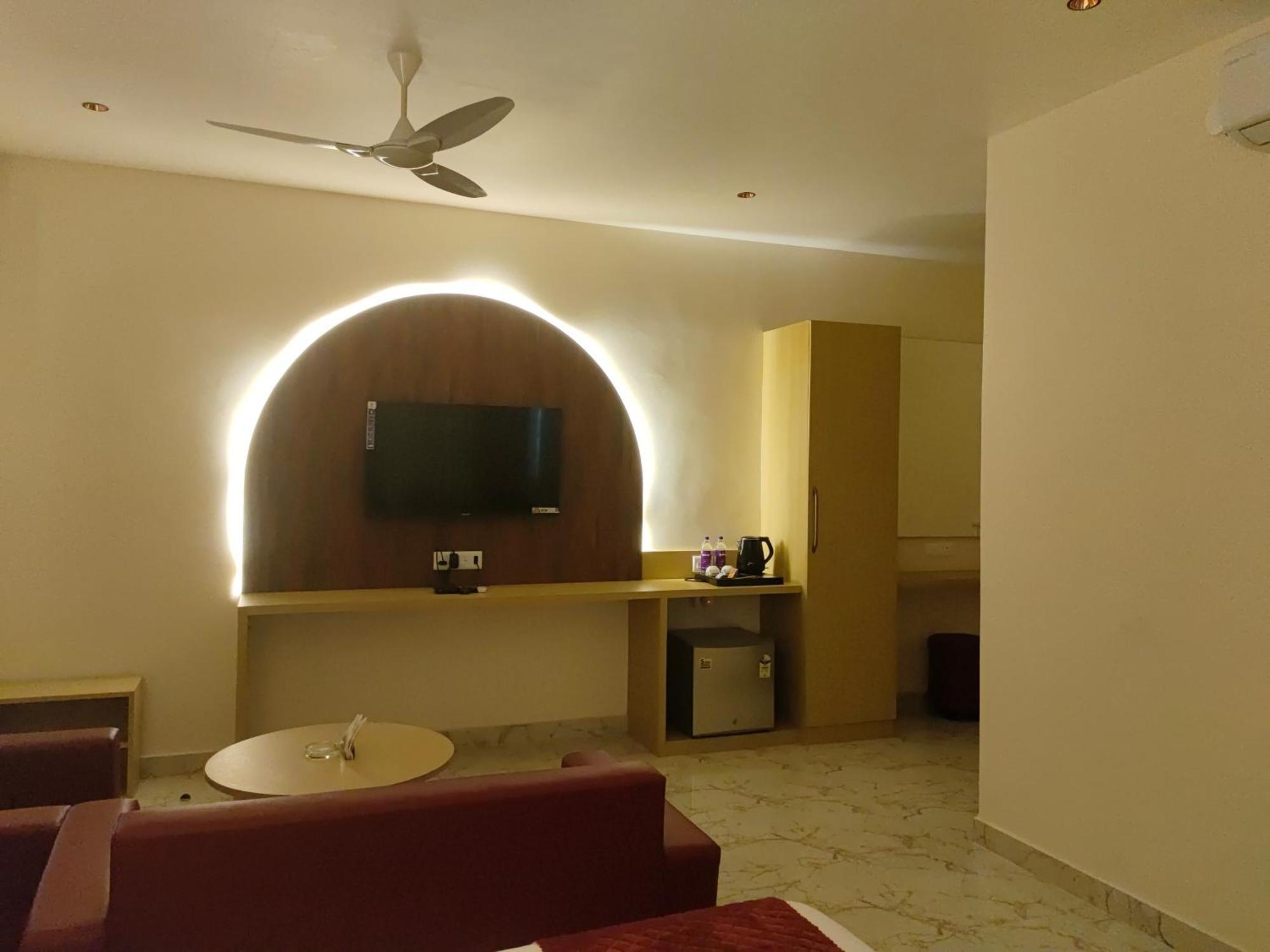 Hotel Meridian Blue Warangal Extérieur photo